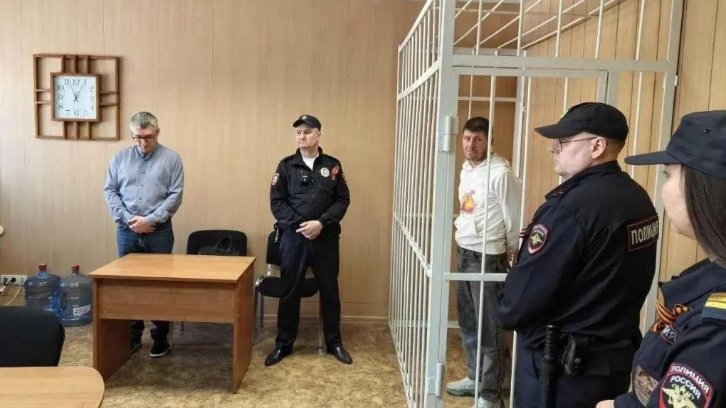Двух жителей Омска 23 и 38 лет отправили в СИЗО по делу о нападении на женщину на детской площадке. Пострадавшая позже скончалась, причины смерти не связывают с избиением.