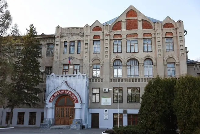 По данным Минсельхоза, ректор Оксана Шумакова в 2025 году получала 543,7 тыс. руб. в месяц; доходы её заместителей варьировались от 303 до 580 тыс. руб.