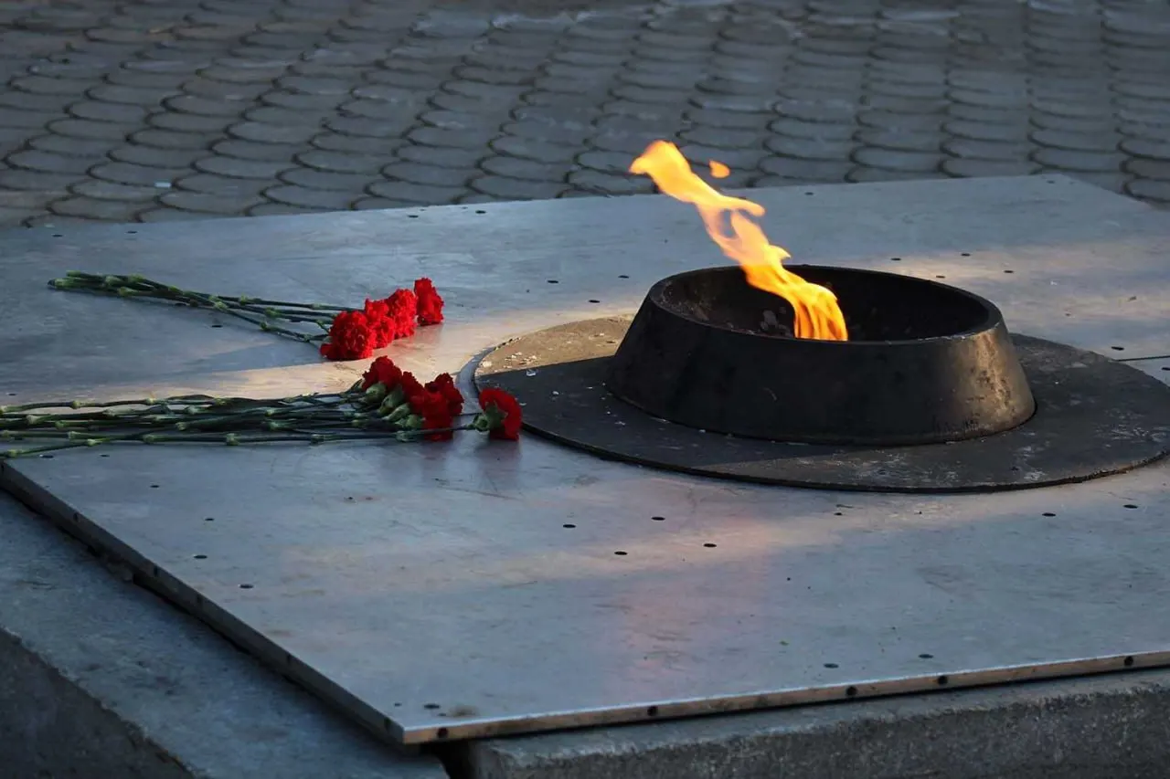 6 мая в Омске в рамках всероссийской акции «Огонь памяти» на мемориале «Черёмушки» пройдет торжественное мероприятие с возложениями, реконструкцией и концертной программой. Начало в 10:00.