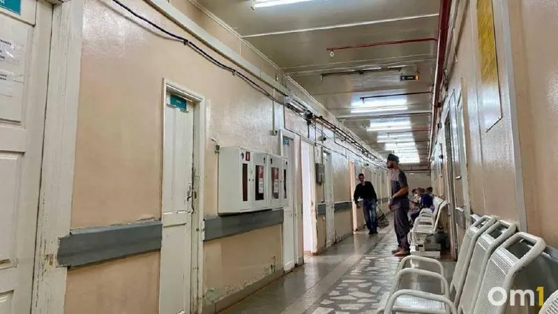 На майские праздники в Омске изменится расписание приёма врачей: как будут работать выезды на дом, дежурные приёмы и круглосуточные пункты помощи.