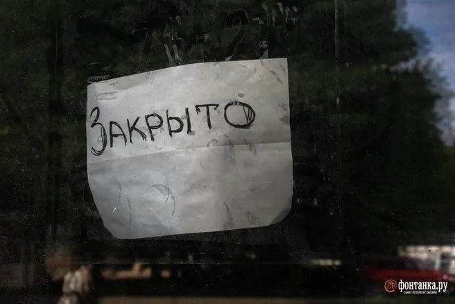 В мае в Омске прекратили работу несколько точек общественного питания в фудкорте, магазин азиатской косметики и молочный завод — причины варьируются от отъезда владельца до проблем с арендой и ликвидации.
