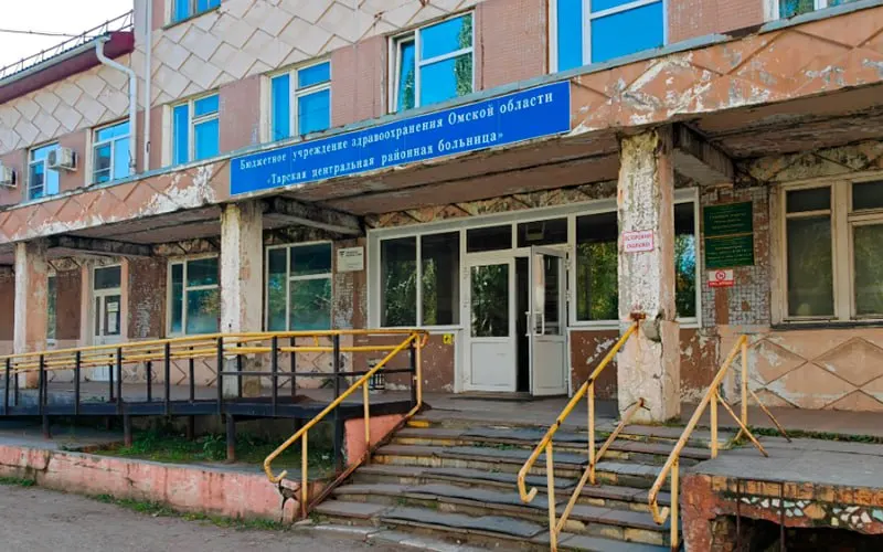 Следственные органы и прокуратура проверяют обстоятельства утечки газа в школе №3 Тары: госпитализирован преподаватель и не менее 14 детей, возбуждены дела о халатности и оказании небезопасных услуг.