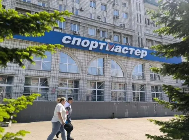 В центре Омска продают здание площадью 1 916 м² на улице Маршала Жукова. Помещение арендуется под магазин, договор аренды продлён до 2036 года, торговая точка продолжит работу после смены собственника.