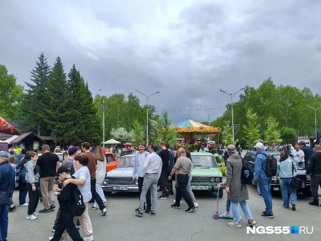 Участники ретроавтопробега прибыли в конечную точку — парк 30-летия ВЛКСМ. Машины будут стоять примерно до 18:00; владельцы рассказывают о каждой машине, желающие могут фотографироваться.