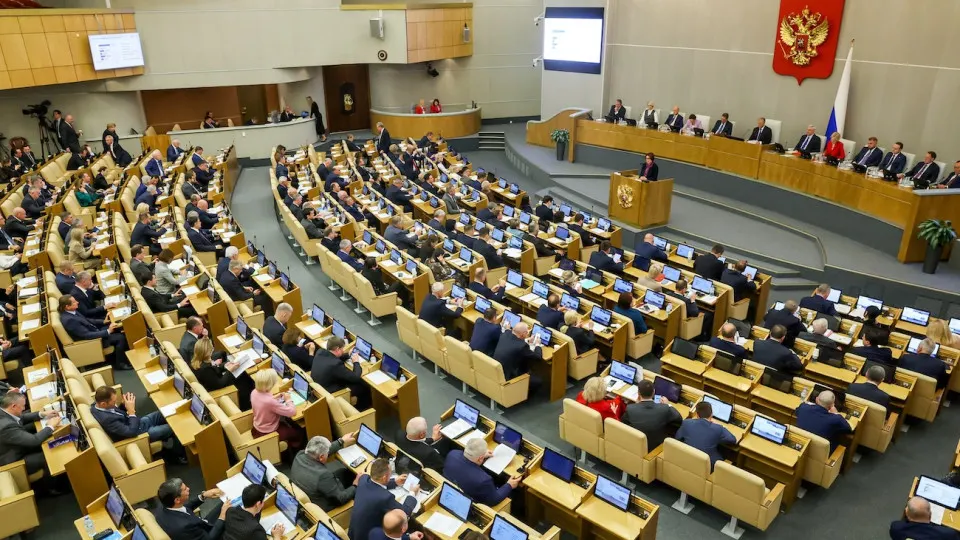 Комитет Госдумы одобрил поправки, которые отменяют ограничение на стоимость арестуемого имущества для россиян, находящихся за границей и осуждённых по политическим статьям; дела будут рассматриваться заочно, решения вступают в силу немедленно.