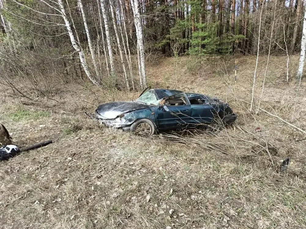 Ранним утром на 28-м километре автодороги «Омск — Тара» автомобиль вылетел в кювет и опрокинулся; 39-летний водитель скончался на месте.