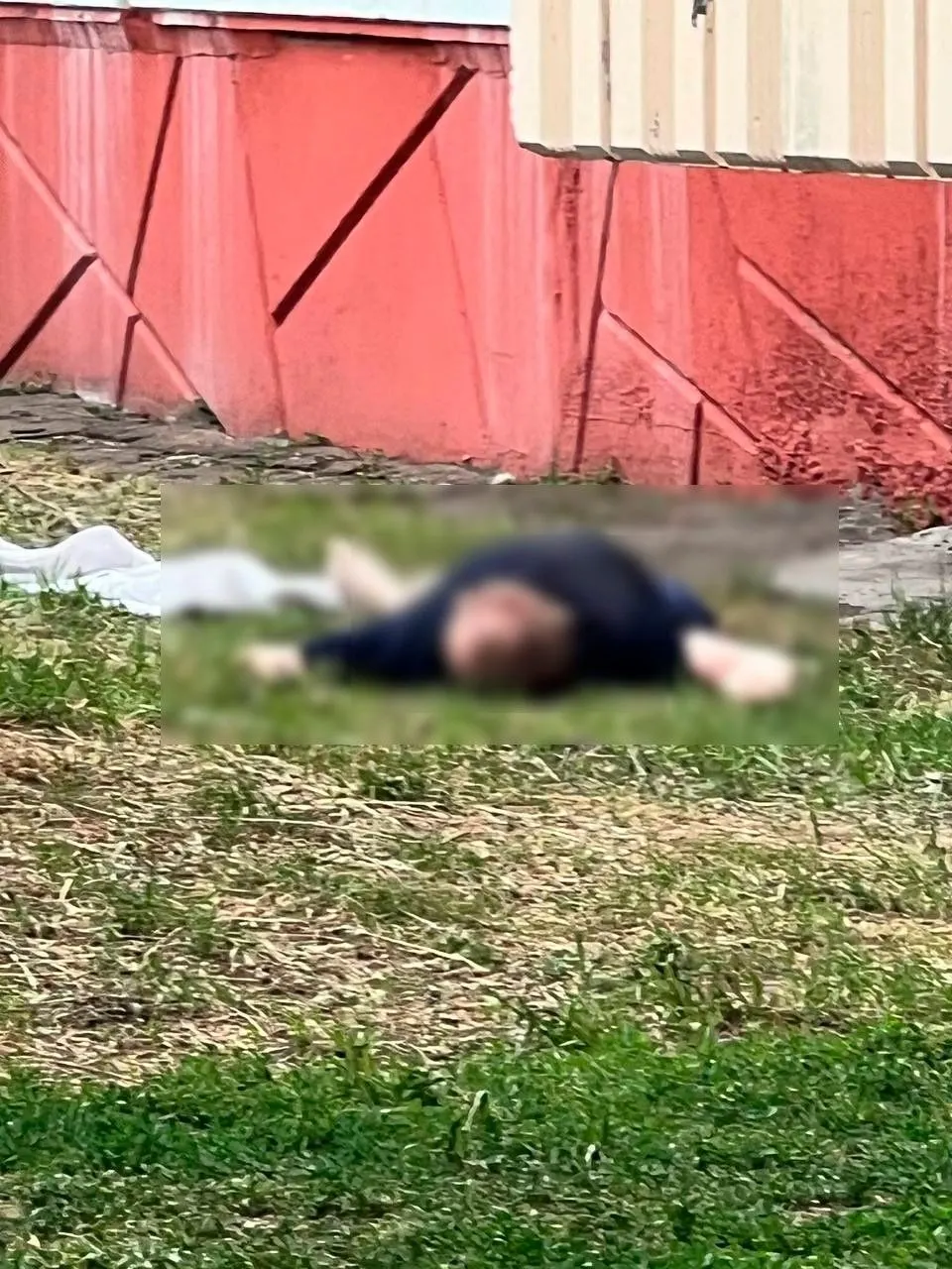 У жилого дома на пересечении улиц Иванишко и 25-я Линия обнаружили тело 49-летнего мужчины. Полиция выясняет обстоятельства падения с 9-го этажа.