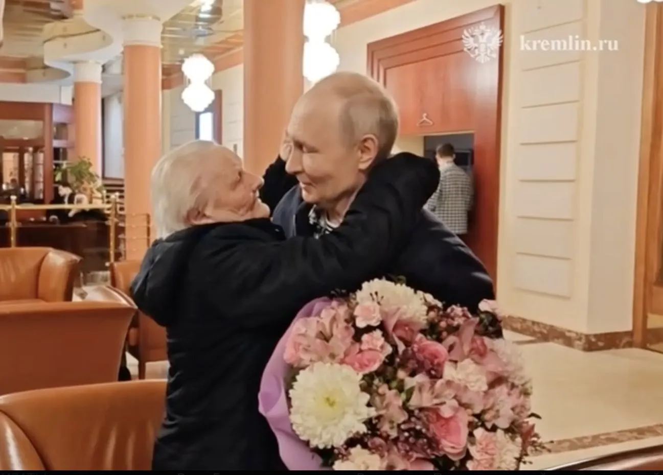 Президент встретился со своей первой учительницей: обнял, поцеловал и прослезился во время трогательной встречи.
