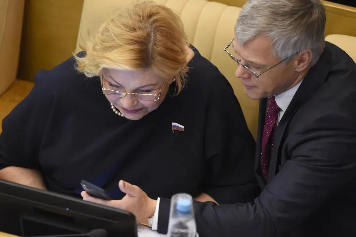 Валерий Гартунг и Элена Драпеко оказались двумя депутатами, проголосовавшими против обращения Госдумы по удару в Старобельске. Спикер Володин назвал голосование «техническим сбоем» и потребовал разобраться.