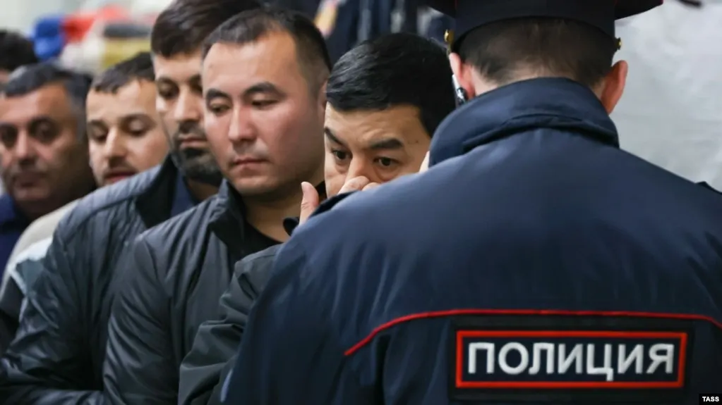 Проект расширяет основания для административного выдворения иностранцев и лиц без гражданства — от участия в несогласованных акциях и дискредитации ВС до призывов к санкциям, экстремистской деятельности и мелкого хулиганства.