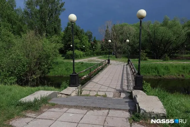 Тротуары, дорожки и лестницы в Старозагородной роще в плохом состоянии: разбитая брусчатка, ямы на асфальте и участки, которые не ремонтировали с конца 1980-х годов.