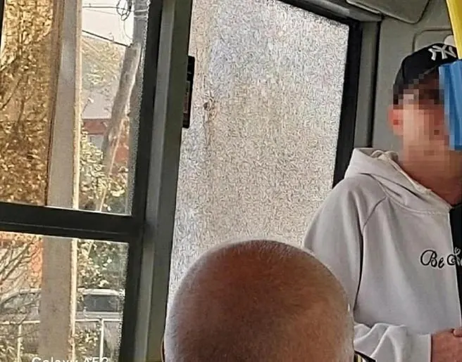 Днём в Николаевке неизвестные подростки обстреляли пассажирский автобус №25: выбито стекло, пострадавших нет. По факту происшествия идёт проверка полиции.