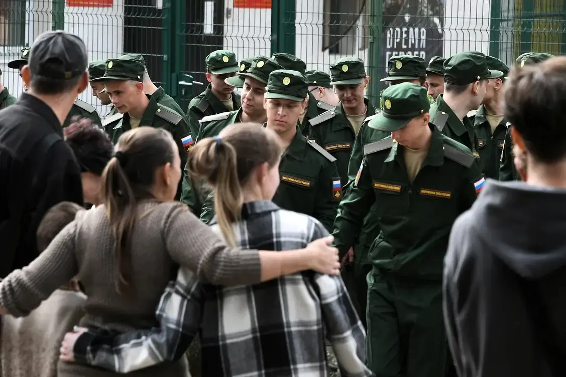 Инициативная группа из более чем 450 женщин намерена через суды добиваться изменения федерального закона, который лишает выплат тех, у кого с погибшим не было общего несовершеннолетнего ребёнка. Первый иск уже поступил в Верховный суд.