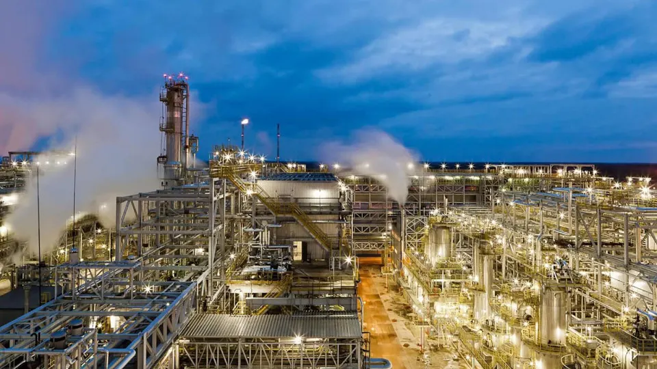 После удара беспилотников нефтеперерабатывающий завод в Киришах не ведёт переработку и не отгружает продукцию. Восстановление ключевых мощностей может занять месяцы; с начала весны из-за атак дронов работу приостановили несколько российских НПЗ.