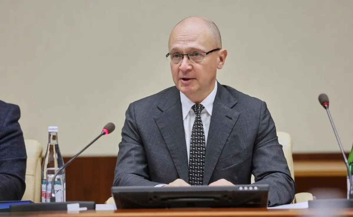 Группа, близкая к первому замглавы администрации Сергею Кириенко, и Вторая служба ФСБ конфликтуют из‑за разных подходов к контролю над обществом — политтехнологий против жёстких мер. Раскол обострился на фоне ужесточения интернет‑ограничений, усиления охраны президента и эскалации внешнеполитической и экономической напряжённости.