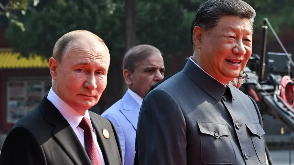 Из‑за ужесточения западных санкций Россия всё сильнее опирается на Китай в поставках высокотехнологичных и двойного назначения товаров — доля таких поставок через КНР выросла до 90%. Одновременно торговля между странами сократилась, что вызывает обеспокоенность в российском руководстве.