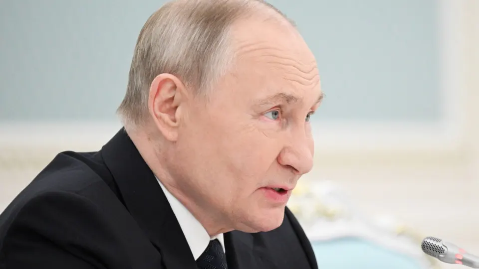 Президент поручил увеличить число иностранных студентов в российских вузах до 500 тысяч к 2030 году; сейчас их более 300 тысяч, большая часть — платники. Одновременно фиксируется резкий рост кампаний по вербовке иностранцев в военные формирования, в том числе среди студентов.
