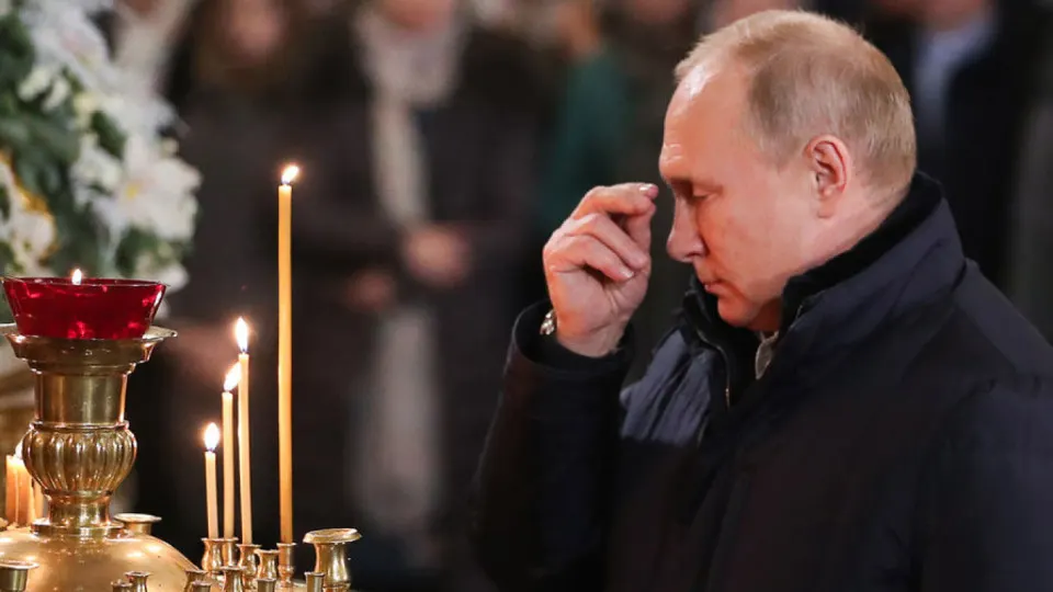 Спутниковые снимки показывают наращивание позиций зенитно-ракетно‑пушечных комплексов «Панцирь» и других элементов ПВО вокруг столицы. Появились десятки новых площадок вблизи города, а меры безопасности руководства страны ужесточили из‑за угроз беспилотников.
