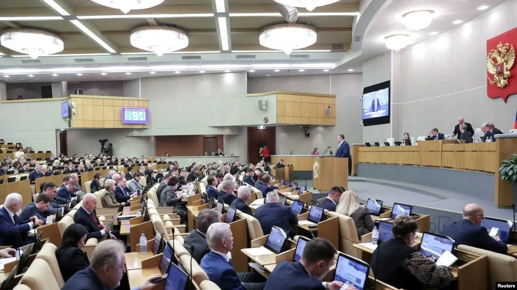 Депутаты приняли пакет поправок: запрет социальной рекламы и новые обязанности для банков, переход на электронную отчётность, ограничения на авторизацию через зарубежные сервисы и меры против мошенников.