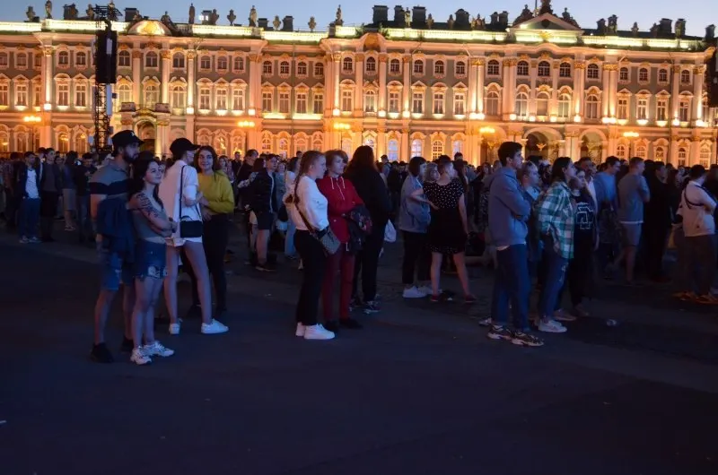 Ночь праздников в Санкт-Петербурге соберёт тысячи выпускников; правительство утвердило 300 приоритетных образовательных программ и увеличило число бюджетных мест; в Смоленске с 26 по 28 июня пройдут мероприятия в рамках Дня молодёжи.