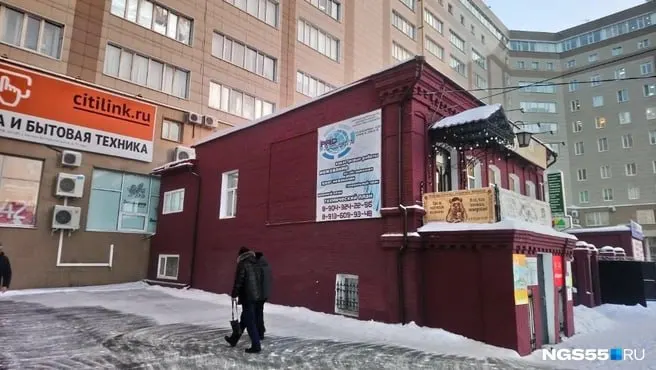 Владелец соседнего особняка на Косарева, 103 подал в суд с требованием закрыть торговый центр, утверждая, что при строительстве были допущены грубые нарушения правил пожарной безопасности.