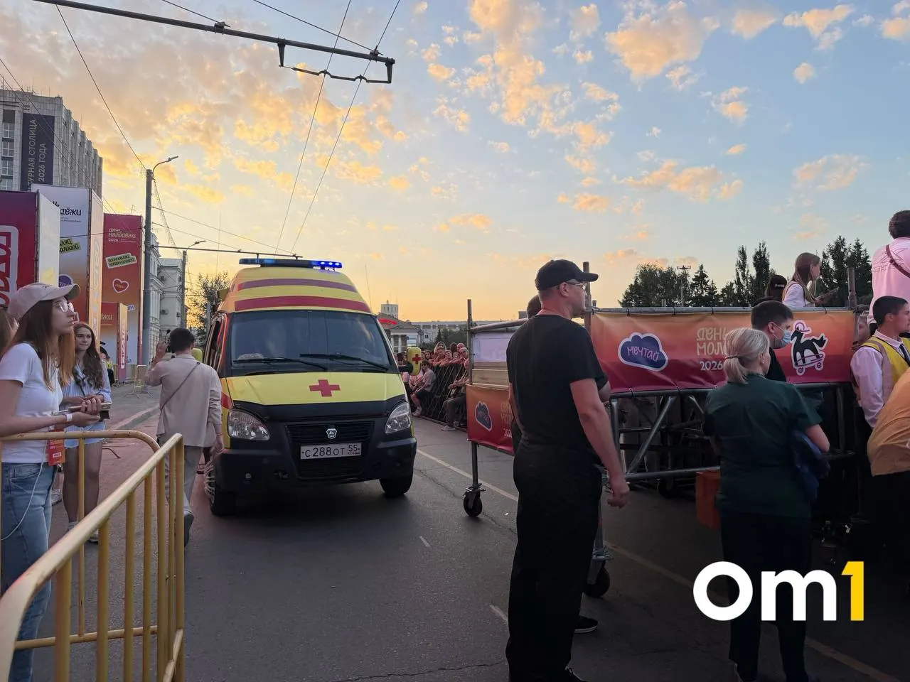 На Соборной площади концерт прервали после того, как одной из зрительниц стало плохо; ей оказали помощь и вывели из толпы.