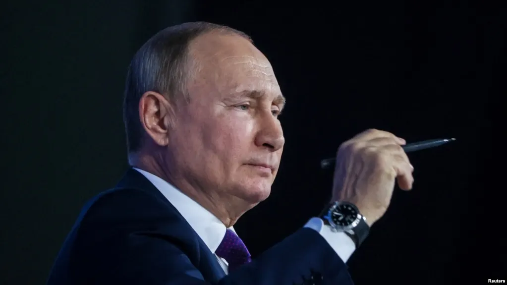 На заседании совета по поддержке русского языка президент поручил создать самостоятельные факультеты русского языка и объявил о разработке учебного модуля «Русский язык как государственный», который затронет конституционный статус языка и вопросы языковой политики.