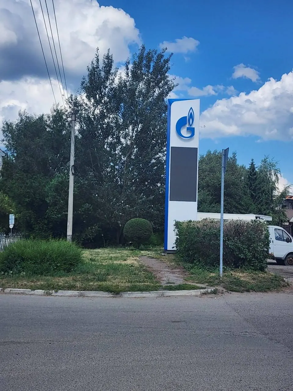 Губернатор Омской области объяснил временные задержки в поставках топлива перестройкой логистических цепочек; по словам вице‑премьера, запас топлива в стране достаточный.