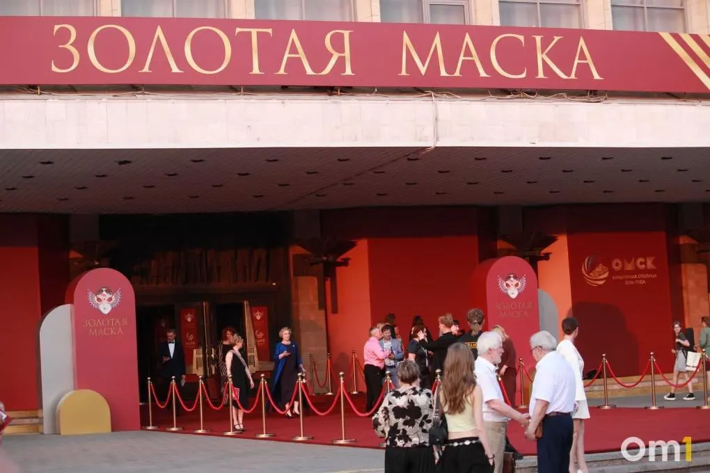Церемония «Золотая маска — 2026» прошла в Омске: в третий раз в истории премии награды вручали не в Москве. Победителями стали более 20 спектаклей, сегодня на Любинском пройдут уличные постановки трупп со всей страны.