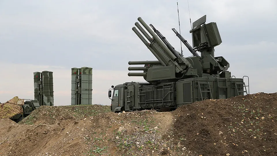 Российские военные используют комплекс «Волна Купол Гарант», который, по данным украинского советника по радиотехнологиям, может подавлять сигнал спутниковой связи Starlink на площади до 20 км². Комплексы производятся в РФ и стоят около $1,5 млн; некоторые уже уничтожали в районе боевых действий.