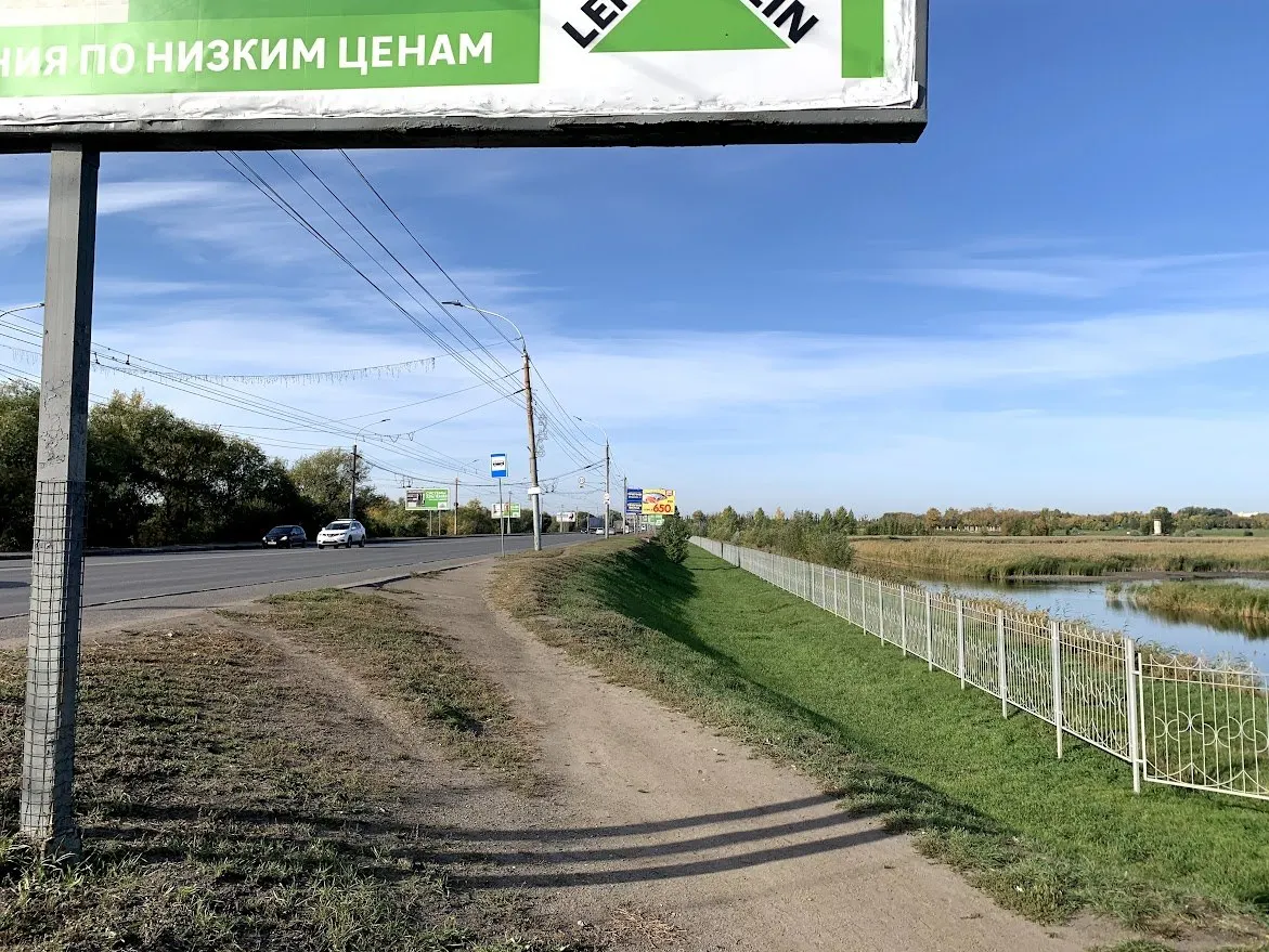 Омская региональная организация ветеранов предложила присвоить имя 80‑летия Победы участку между Ленинградским мостом и развязкой на Суворова/Енисейской; инициативу поддержала топонимическая комиссия.