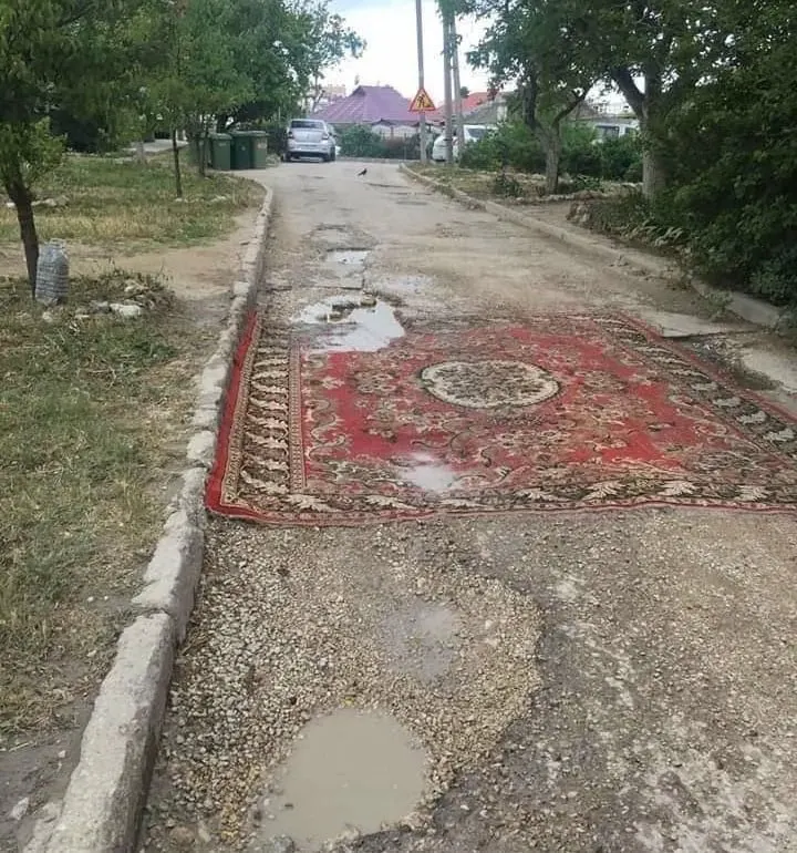 В Госдуму внесён законопроект, позволяющий жителям самостоятельно устранять повреждения асфальтового покрытия во дворах и на местных дорогах; в правительстве проект не поддержали, ссылаясь на необходимость участия специалистов.