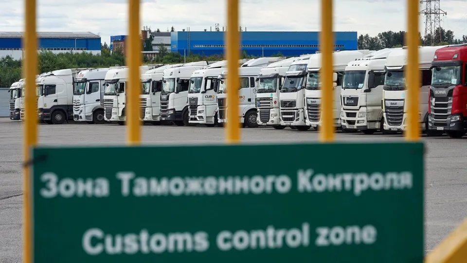 Правительство отложило обязательную уплату НДС и акцизов по новой системе подтверждения ожидания товаров (СПОТ) и продлило упрощённый порядок ввоза из стран ЕАЭС. Решение направлено на предотвращение остановки товарных потоков и сглаживание перехода для бизнеса.