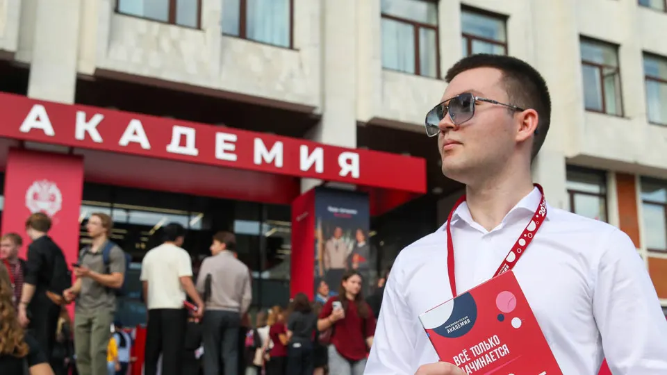 Студентам и сотрудникам предложили вступить в добровольческий отряд по противодействию беспилотникам: год службы, ежемесячно по 200 тыс. рублей, премии за сбитые БПЛА и соцгарантии для семьи. Отмечается, что контракт с Минобороны, но добровольцы не считаются военнослужащими и не направляются в зону СВО.