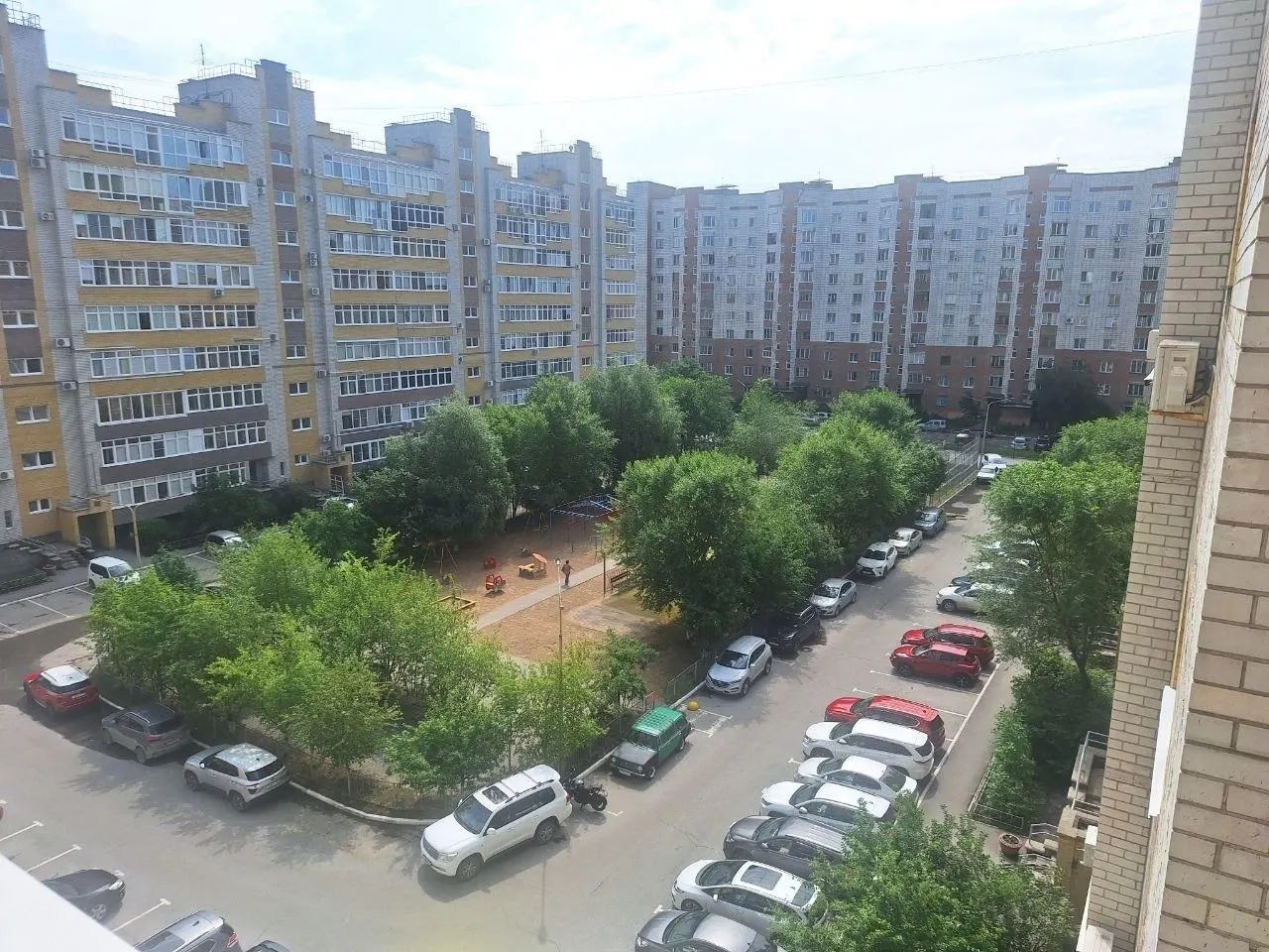 В микрорайоне у улицы Звездова жители заявляют о частых перебоях с электроэнергией из‑за устаревшего трансформатора. Люди обратились в прокуратуру и ждут очереди на замену оборудования в рамках ремонтной программы области.