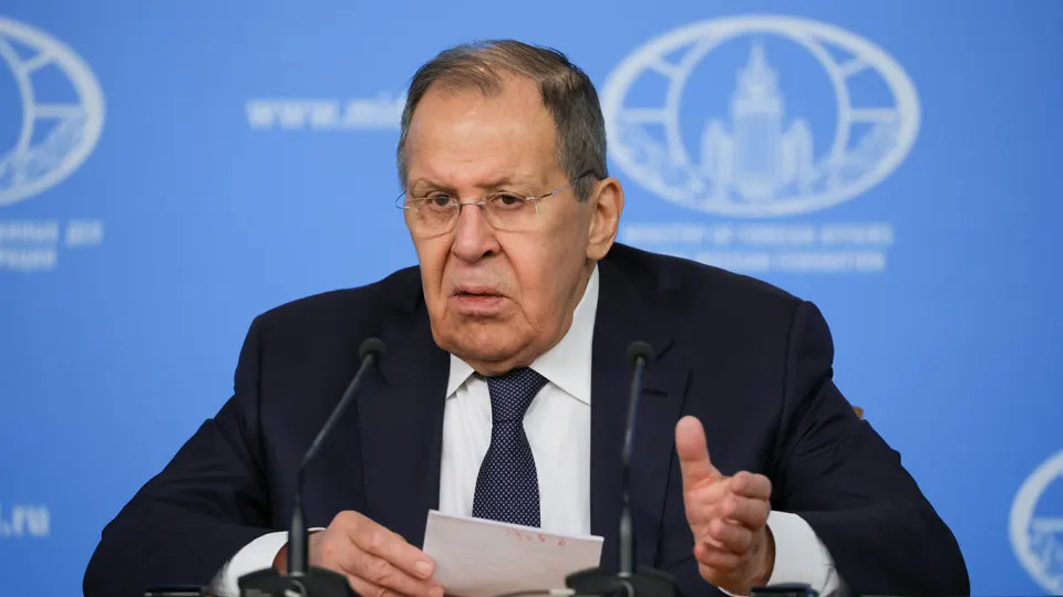 Глава МИД РФ заявил, что европейские государства требуют немедленного прекращения огня и возмещения ущерба, что, по его словам, похоже на ультиматум и не способствует восстановлению доверия между Россией и Европой.