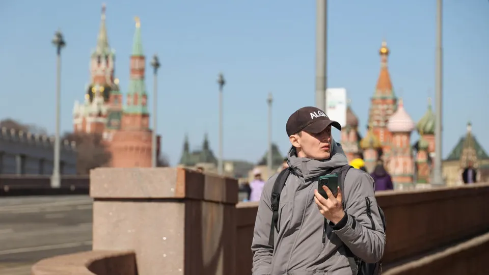 Операторы связи обязаны будут передавать идентификаторы устройств в единую систему — планируется отключать SIM-карты скомпрометированных телефонов и блокировать аппараты, признанные небезопасными или запрещёнными к использованию в РФ. Ожидаемая дата вступления постановления — 1 марта 2027 года.