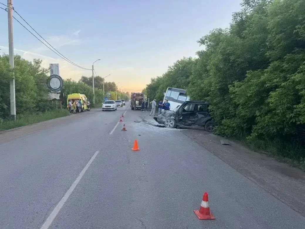 В результате столкновения легкового автомобиля и пассажирского автобуса водитель иномарки скончался в больнице. В автобусе находились семь человек, пострадавших среди пассажиров не зафиксировано.