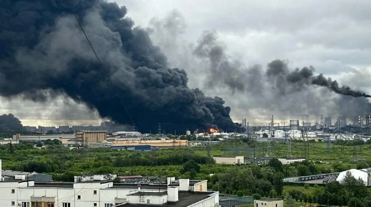 Атаки на нефтеперерабатывающие заводы сократили производство бензина и вызвали региональные перебои, но ключевой удар по доходам бюджета нанёс резкий спад мировых цен на нефть после разблокировки Ормузского пролива.
