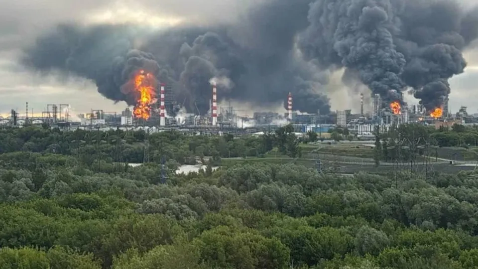 По данным осведомлённых источников, украинские силы с использованием развединформации западных партнёров активизировали удары по нефтеперерабатывающим заводам и военным целям внутри России, что привело к резкому сокращению объёмов переработки и топливному дефициту.