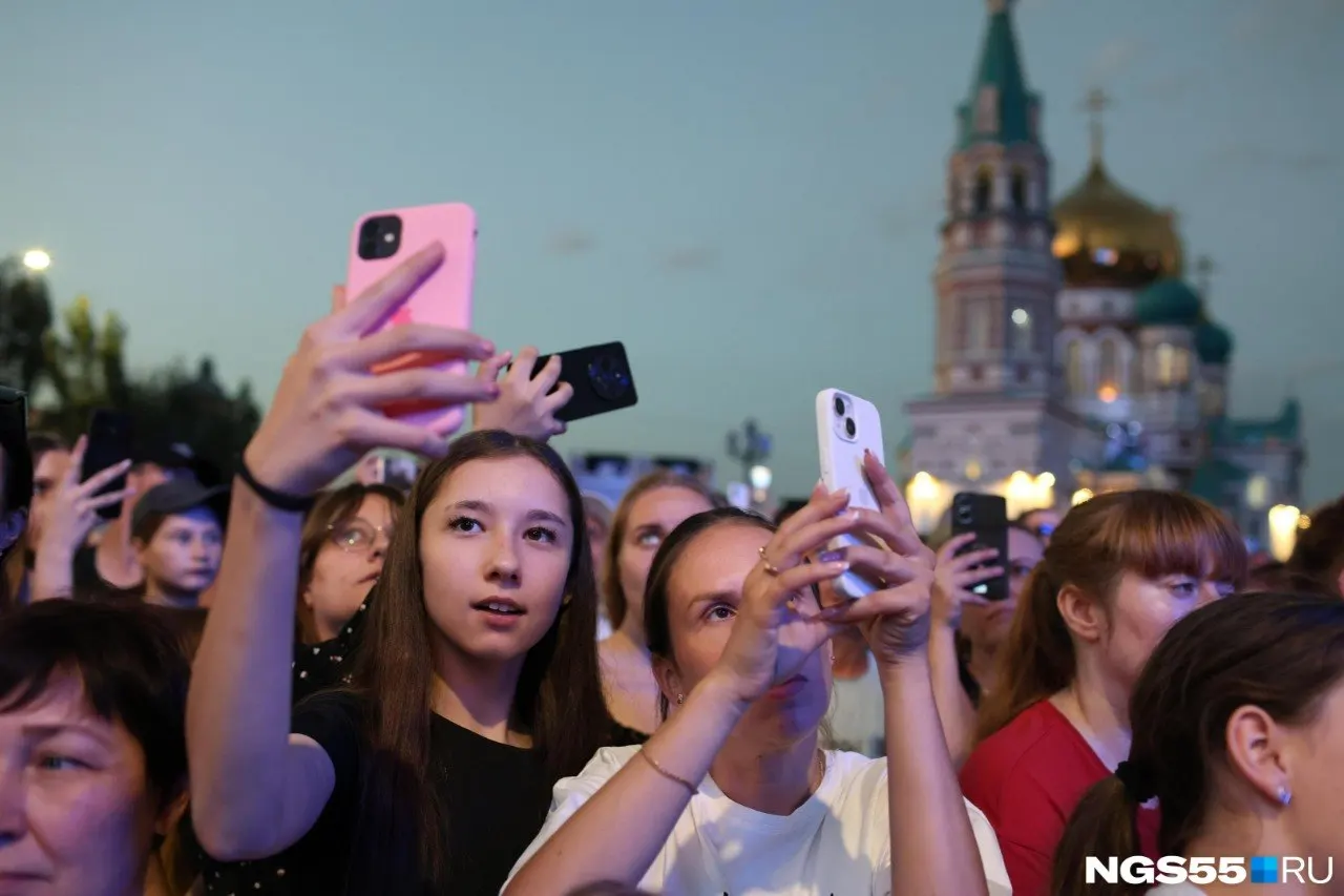 Рэп‑исполнитель выступит 8 ноября в 19:00 на сцене клуба «Ангар». Доступны разные категории билетов — от танцпола до Super VIP. Возрастное ограничение 16+.