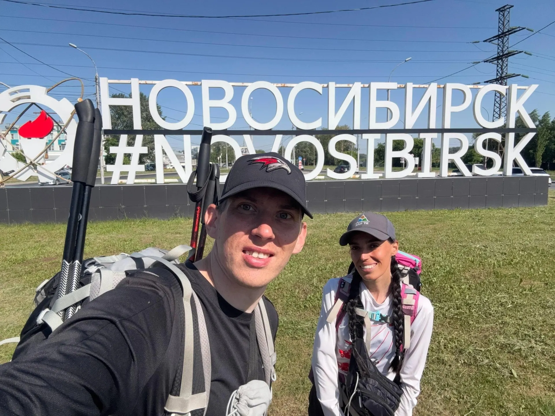 Пара из Москвы прошла около 3,8 тыс. км за 153 дня и достигла Новосибирска. Один из этапов — 52,55 км и 70 225 шагов; на еду и ночёвку в тот день ушло 2 887 рублей.