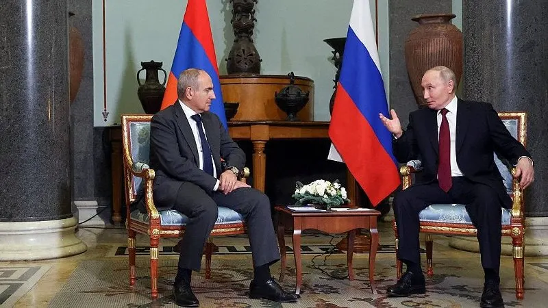 Пресс‑служба Кремля сообщила, что президент РФ по телефону поздравил премьер‑министра Армении с днём рождения и обсудил результаты заседания Высшего евразийского экономического совета в Астане.