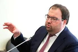 Глава Минцифры Максут Шадаев на IT‑завтраке ПМЭФ‑2026 заявил, что внедрение механизмов возрастной идентификации в онлайн‑платформы — одна из ближайших задач ведомства. Минцифры изучает зарубежный опыт, в том числе платформы типа Roblox.