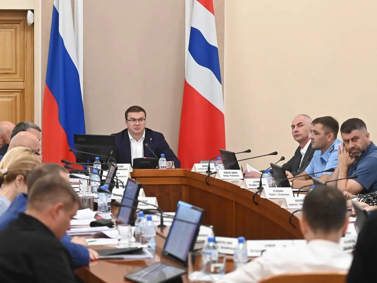 «Единая Россия» объединила Новосибирскую и Омскую области в одном списке на выборы в Госдуму. В числе лидеров — губернаторы двух регионов, далее идут действующие депутаты и участники, указанные как участники СВО.