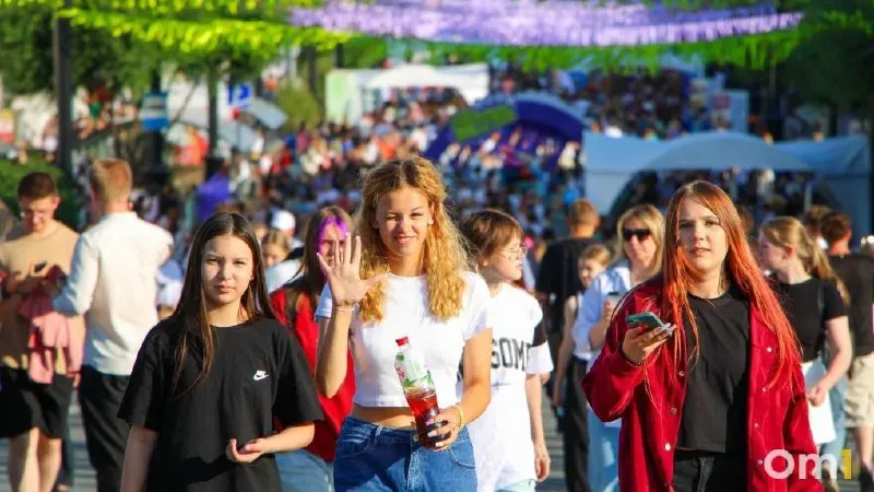 Праздник состоится на Соборной площади и пешеходном Любинском в рамках федеральной концепции «Мечта. Гордость. Единство». Жителей ждут концерты, мастер‑классы, патриотические активности и поддержка молодёжных проектов.