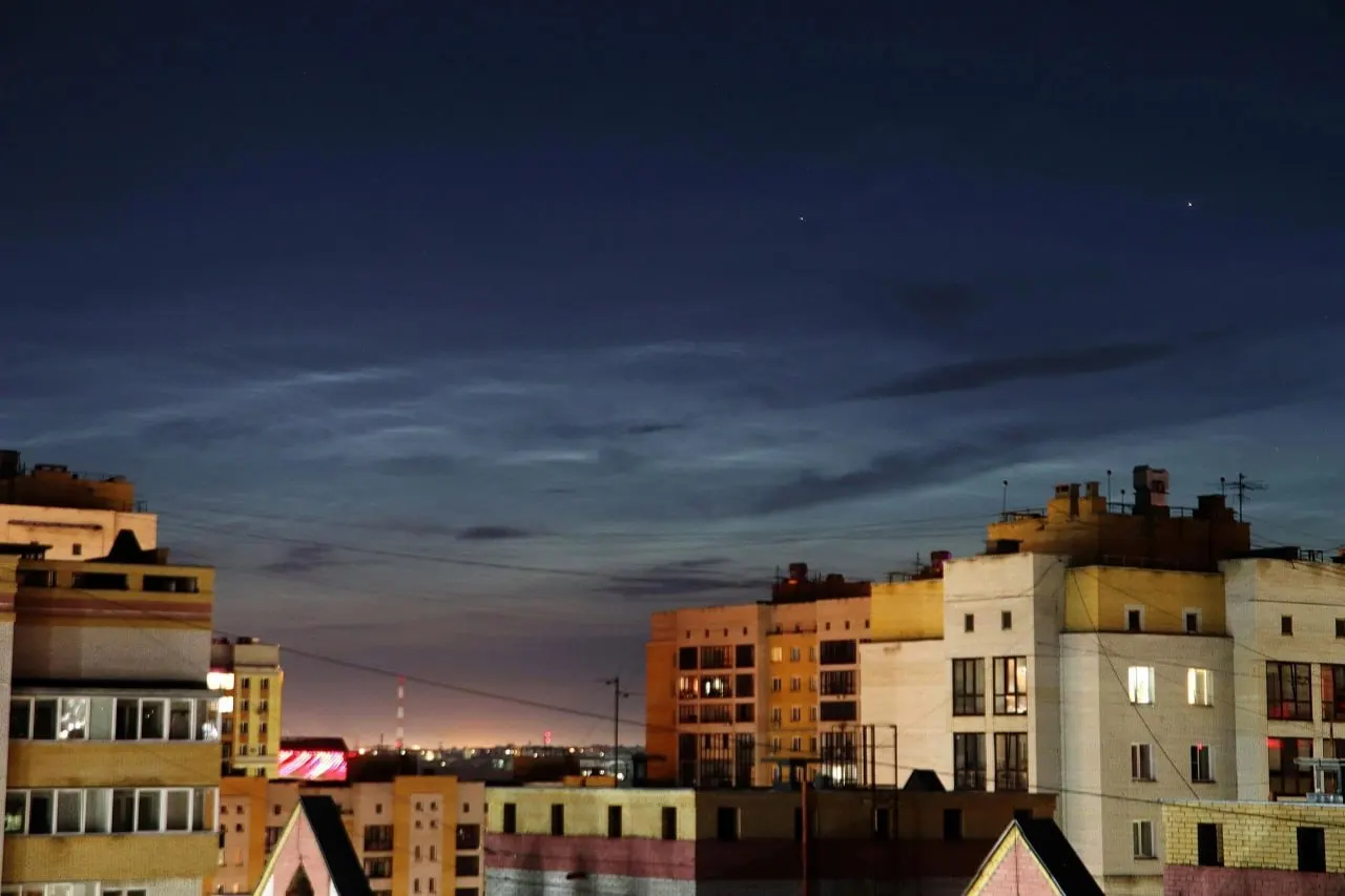 Редкое атмосферное явление — серебристые (ночные) облака — заметили над Омском. В планетарии объяснили, как образуются эти ледяные кристаллики на границе космоса.