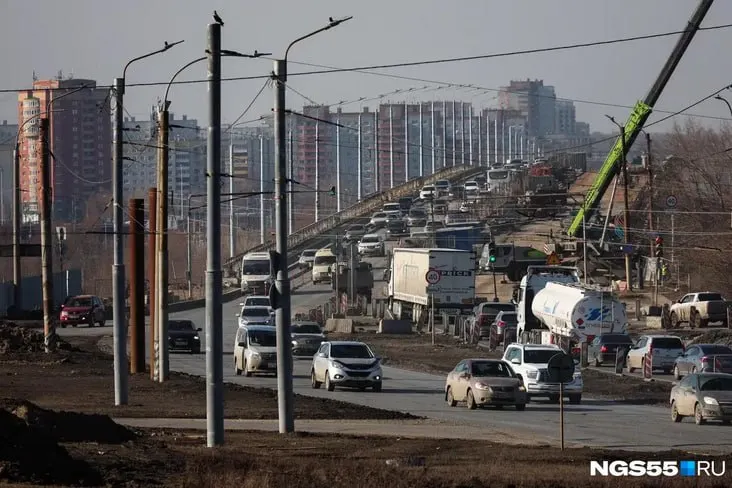 Рабочие омского моста заявили о&nbsp;полном перекрытии из‑за&nbsp;задолженности по&nbsp;зарплате