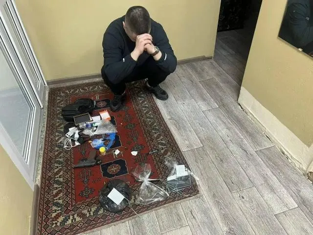 Омский гарнизонный военный суд признал 33‑летнего бывшего военнослужащего виновным в покушении на незаконный сбыт наркотиков в особо крупном размере и назначил ему 9 лет 1 месяц колонии особого режима.