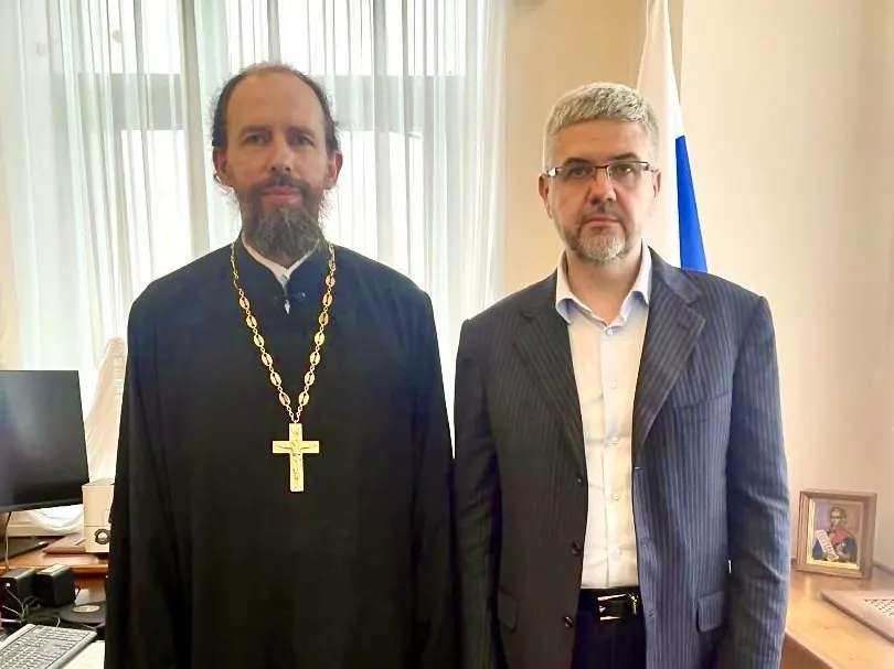 Заместитель министра юстиции заявил, что проживание без официальной регистрации брака подрывает традиционные семейные ценности и может представлять угрозу национальной безопасности; ведомство ведёт мониторинг и готовит изменения в Семейный кодекс РФ.